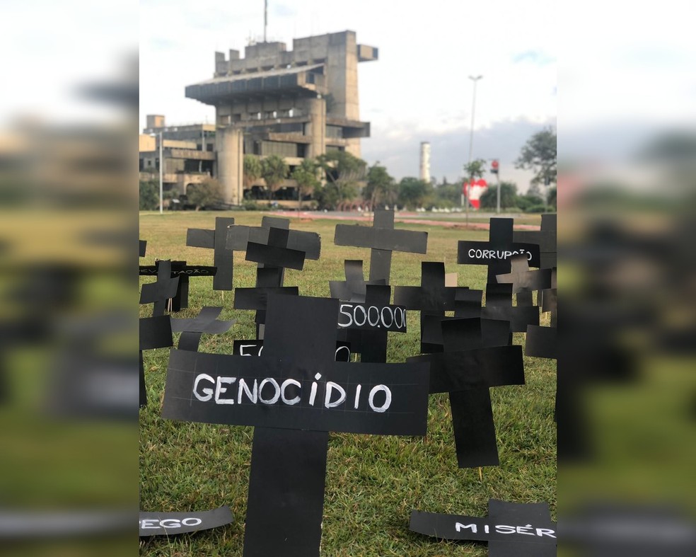 Grupo coloca cruzes na frente a Prefeitura de Sorocaba para protestar contra mortes por Covid — Foto: Coletivo Anticapitalista/Divulgação 