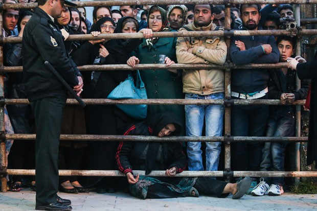 Público acompanha a execução, que aconteceu na última terça-feira (15) (Foto: Arash Khamooshi/Isna/AFP)