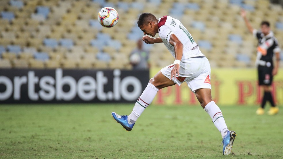 Contra o Vasco, Pacheco cabeceia para marcar seu primeiro gol pelo Fluminense — Foto: LUCAS MERÇON/ FLUMINENSE F.C.