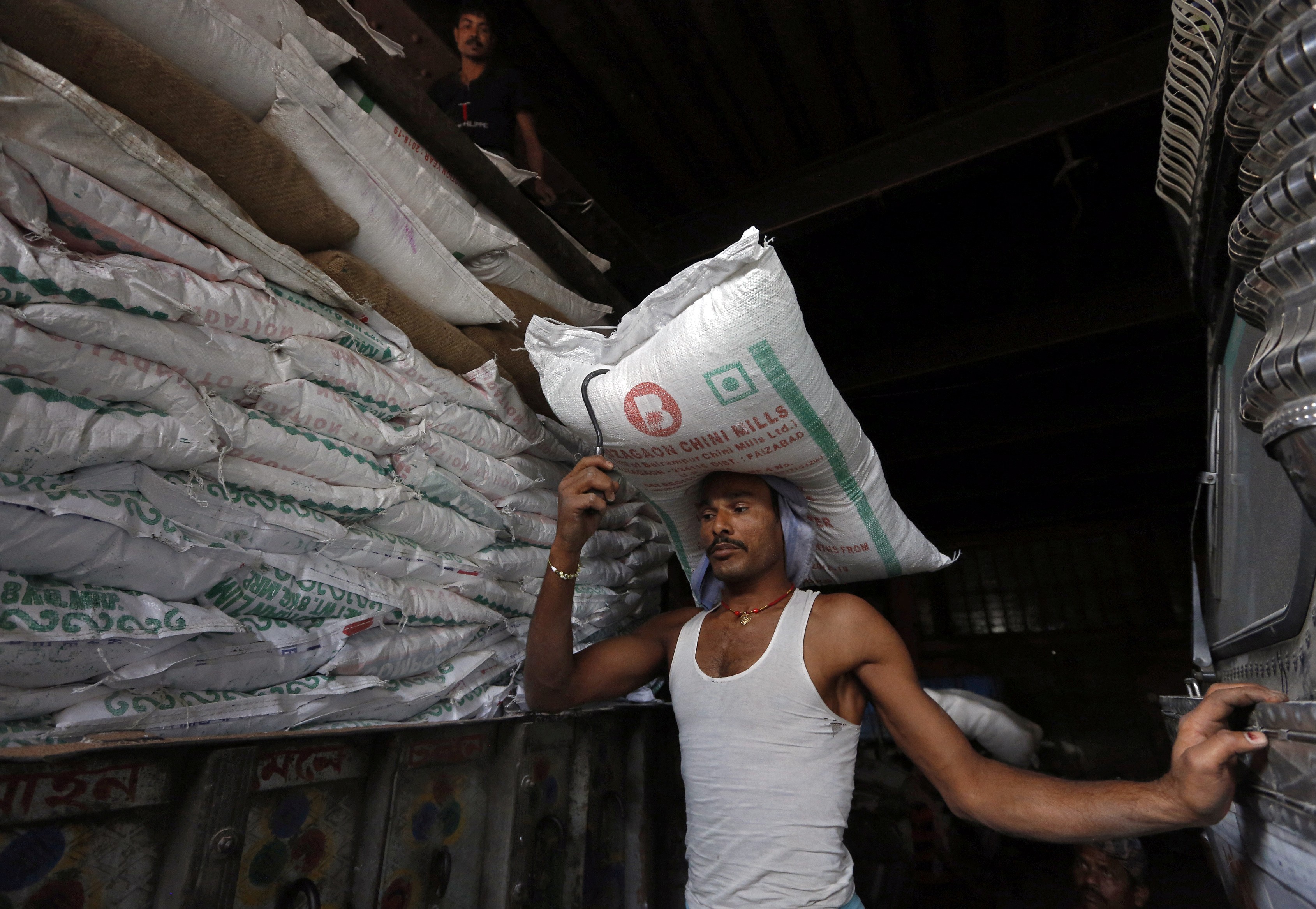 Trabalhador indiano carrega saca de açúcar (Foto: REUTRS/Rupak De Chowdhuri)