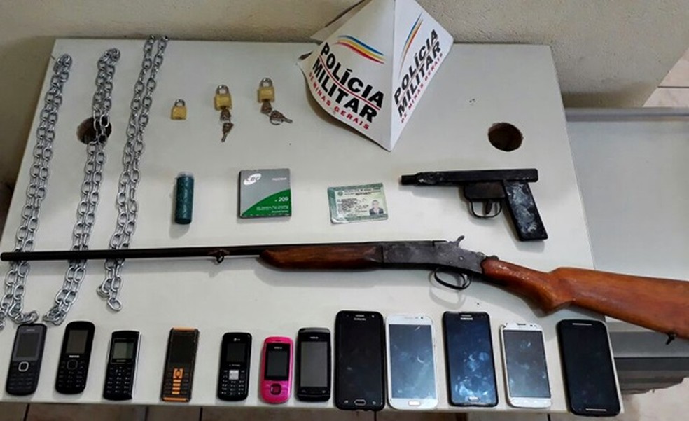 Polícia apreendeu armas, celulares e munições (Foto: Polícia Militar/ Divulgação)