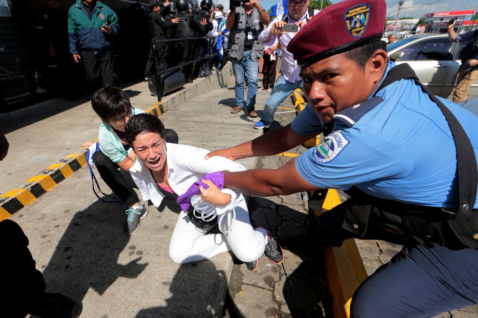 Manifestante é detida durante protesto contra o presidente da Nicarágua, Daniel Ortega, no domingo (14)  — Foto: Oswaldo Rivas/ Reuters