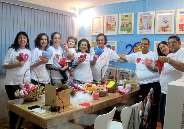 Alguns dos voluntários que participam da campanha 'Ação do Coração', em Santos, SP (Foto: Mariane Rossi/G1)
