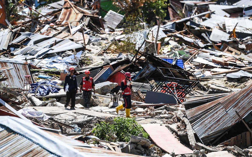 Equipe de resgate em Palu Ã  procura de sobreviventes â€” Foto: Mohd Rasfan / AFP