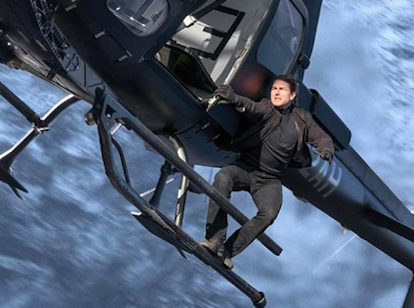 O ator Tom Cruise gravando uma cena de ação do sexto Missão: Impossível (Foto: Instagram)