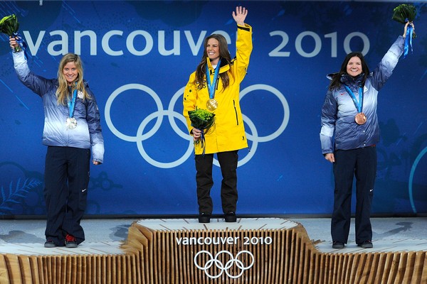 A snowboarder australiana Torah Bright celebrando o ouro conquistado por ela no Jogos Olímpicos de Inverno de Vancouver (2010) (Foto: Getty Images)