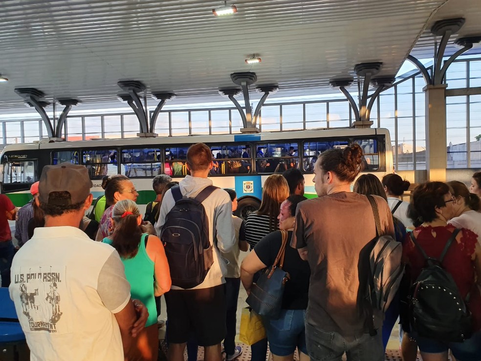 Passageiros esperam pelos ônibus nos terminais de Cascavel — Foto: Cícero Bittencourt/RPC Cascavel