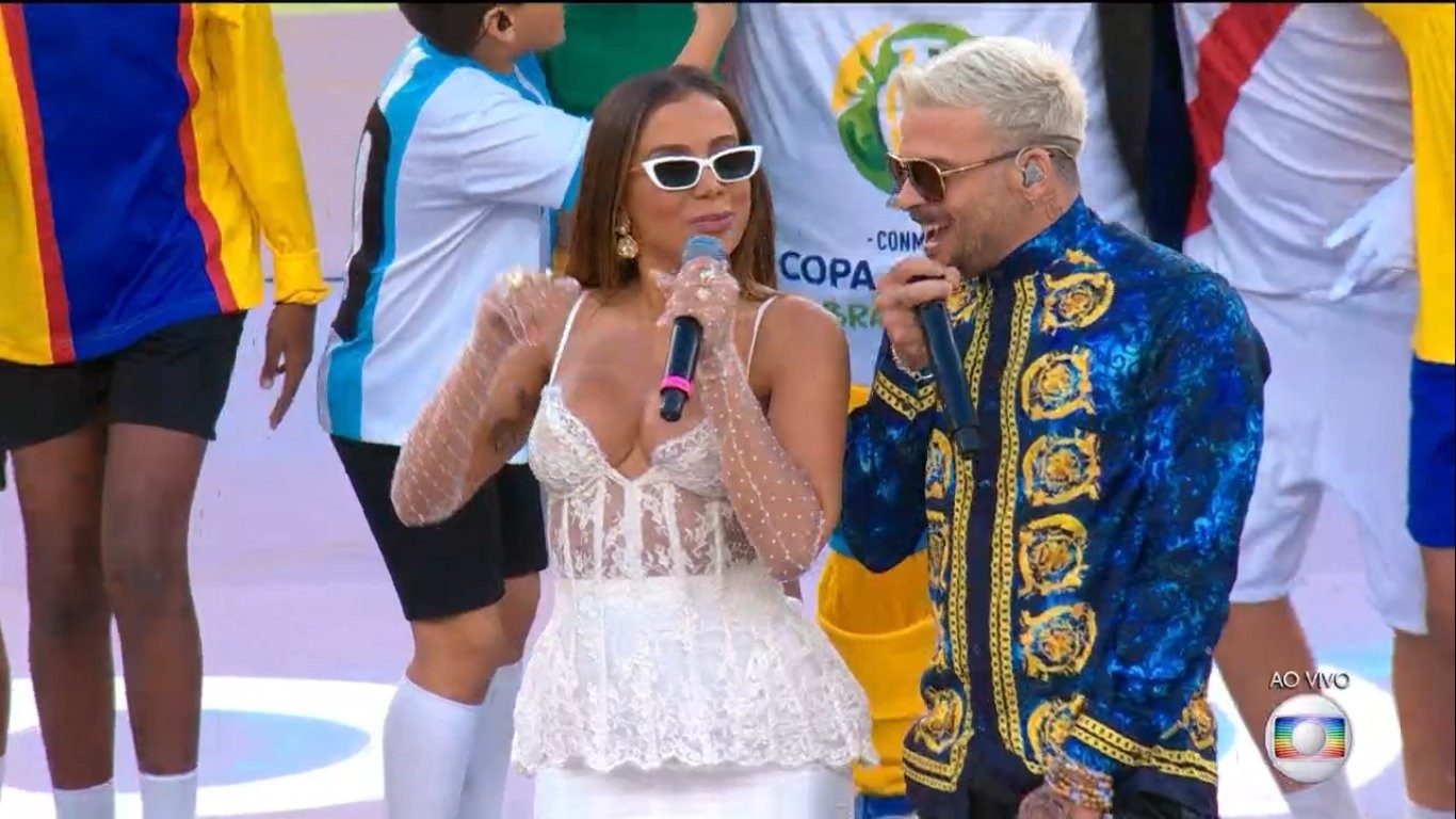 direction Tablet Troublesome Anitta brilha no show de encerramento da Copa América - Quem | QUEM News