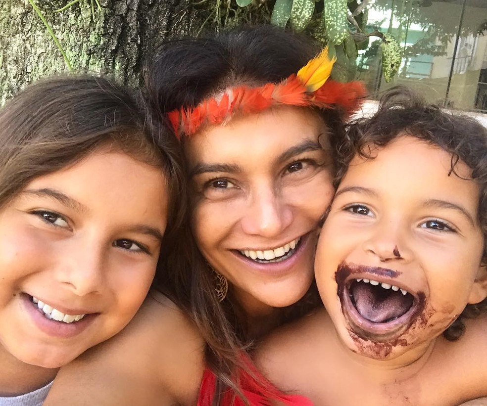 Dira Paes com os filhos Inácio e Martim — Foto: Reprodução / Instagram