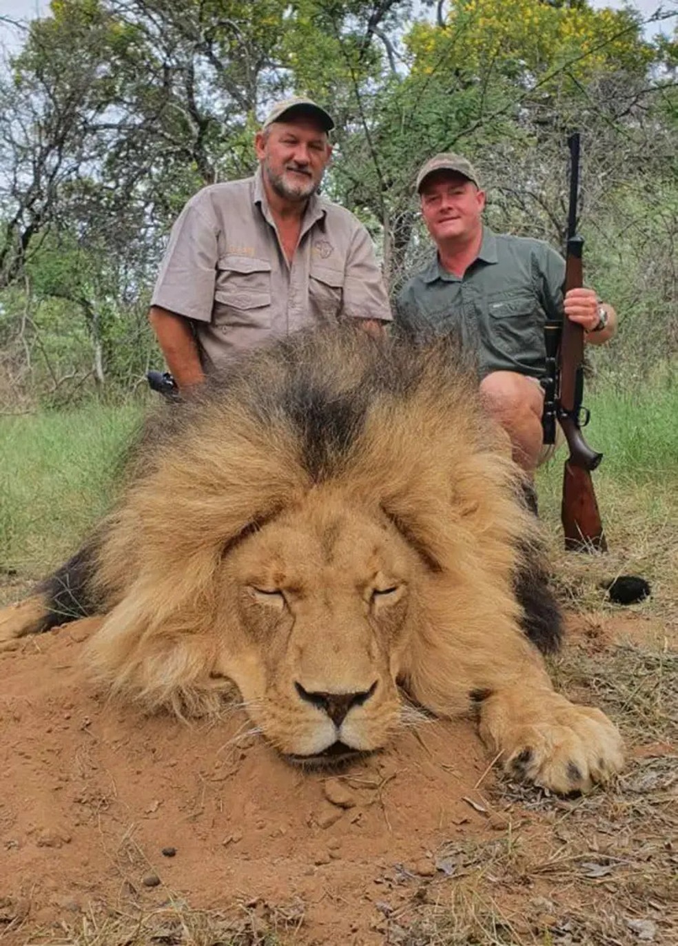 Dono de uma empresa de caça na África, Riaan (à esquerda) compartilhava na internet imagens de seus "troféus" mortos — Foto: Facebook/Riann Naude