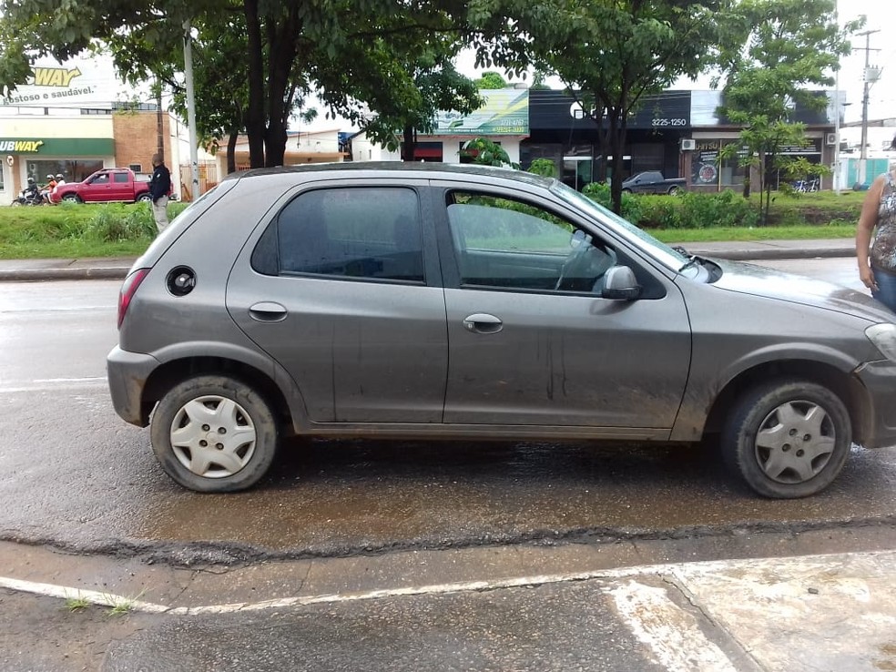 Outro carro envolvido no acidente na avenida Jorge Teixeira  — Foto: Luciene Kaxinawá/ Rede Amazônica 
