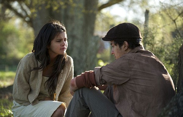  Selena Gomez divide cena com o ator Nat Wolff em 'In Dubious Battle' (Foto: divulgação)