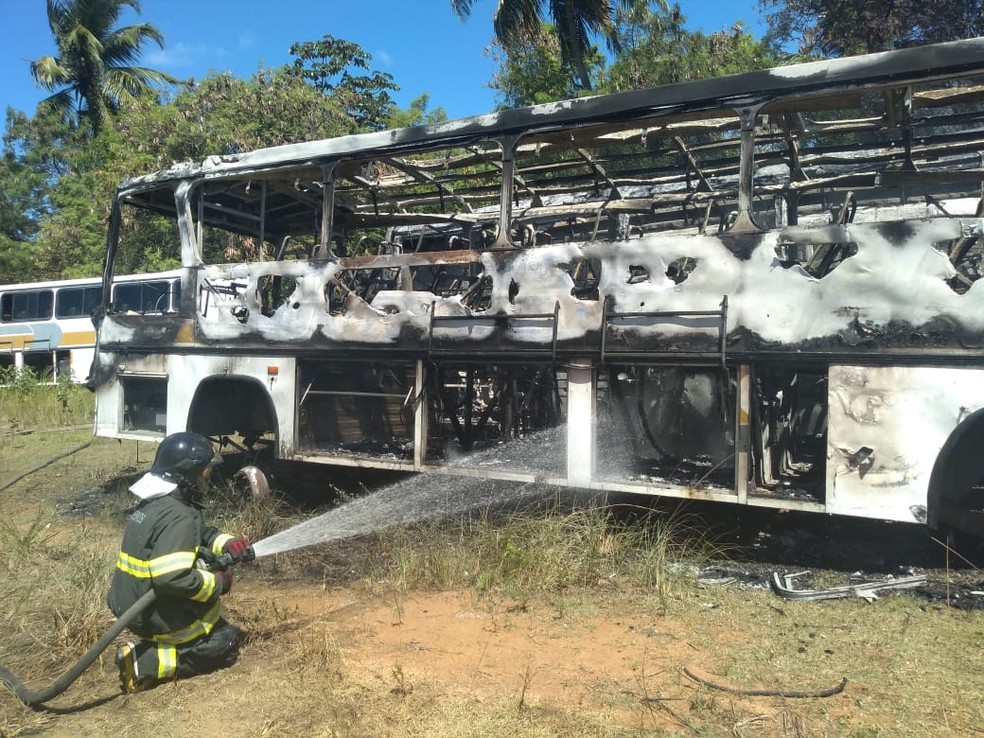 Corpo de Bombeiro esteve no local para conter o incêndio, que atingiu sete ônibus da empresa Pedreira Monteiro, em Maceió — Foto: Carolina Sanches/TV Gazeta