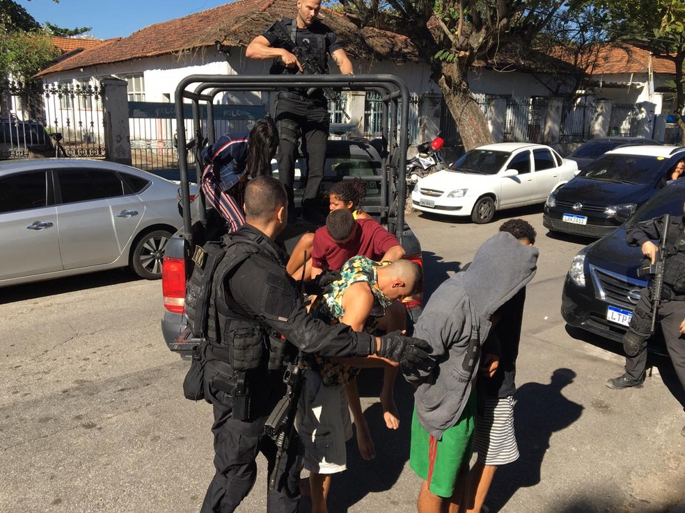 Presos na Nova Grécia chegam à DH de Niterói — Foto: Narayanna Borges/GloboNews