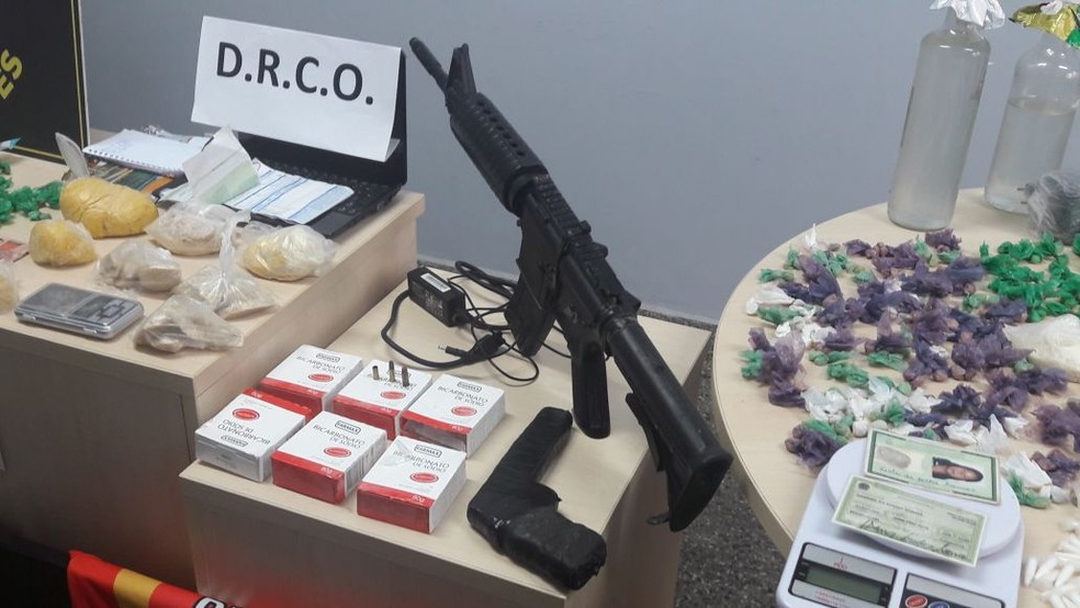 Fuzil de air soft está entre objetos apreendidos pela polícia (Foto: Indiara Bessa/G1 AM)
