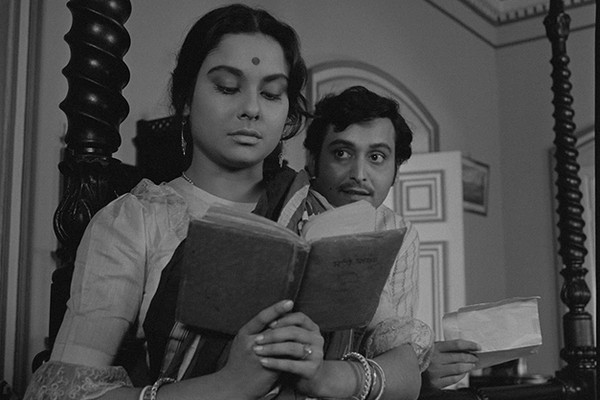 O ator Soumitra Chatterjee em cena de A Esposa Solitária (1964), dirigido pelo cineasta Satyajit Ray (Foto: Reprodução)