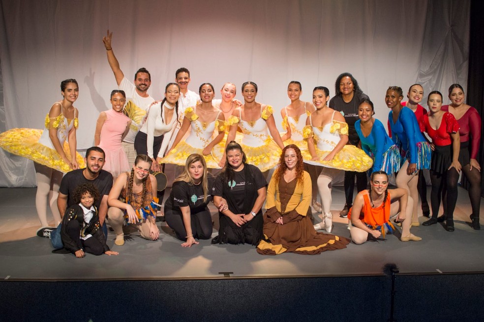 Elenco do espetáculo foi formado por alunos e pela Cia do Centro de Artes Elizabeth Oliveira — Foto: Dani Gomes/Divulgação