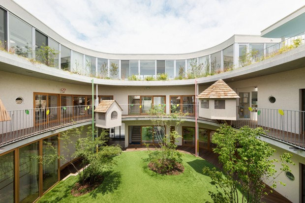 Escola infantil em Tóquio foi construída em torno de um jardim (Foto: Divulgação)