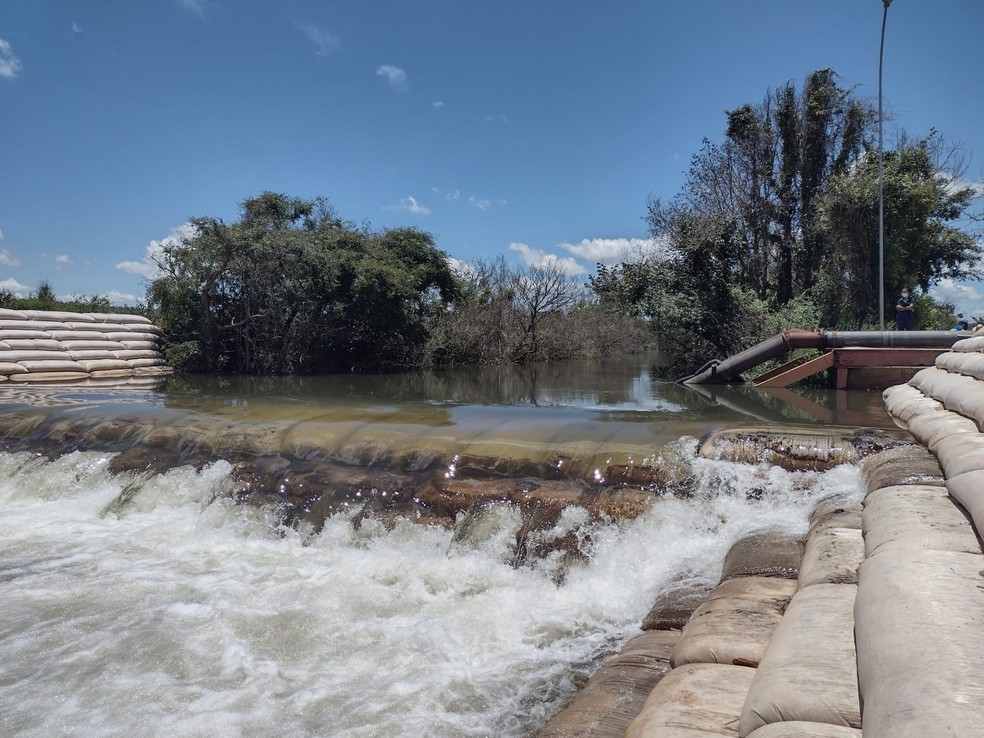 Imagem de arquivo da transposição do Rio Claro para o Rio Uberaba em 2021 — Foto: Codau/Divulgação