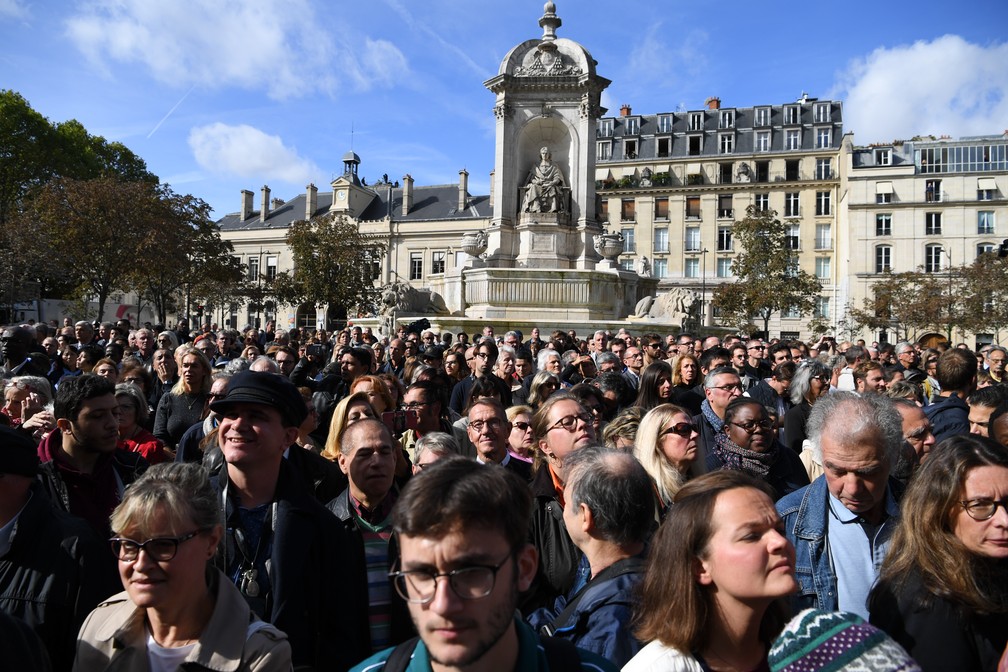 Vários franceses também compareceram à homenagem final a Jacques Chirac em frente à Igreja do Santo Suplício — Foto: Eric Feferberg/AFP