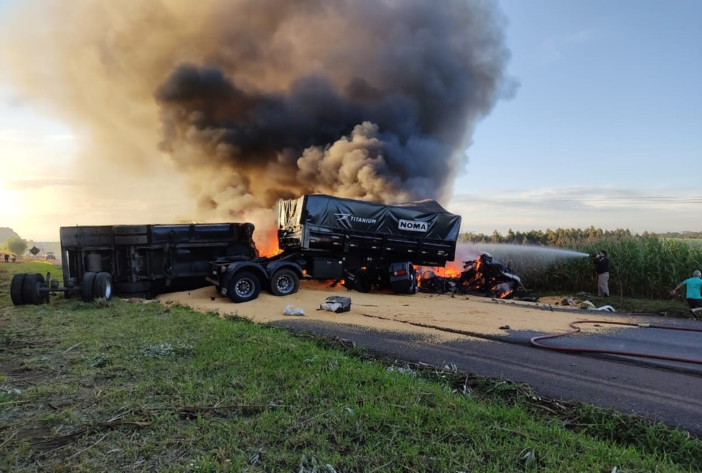 Trecho da rodovia foi interditado após o acidente no sudoeste do Paraná — Foto: Altair Melo/Pato Alerta
