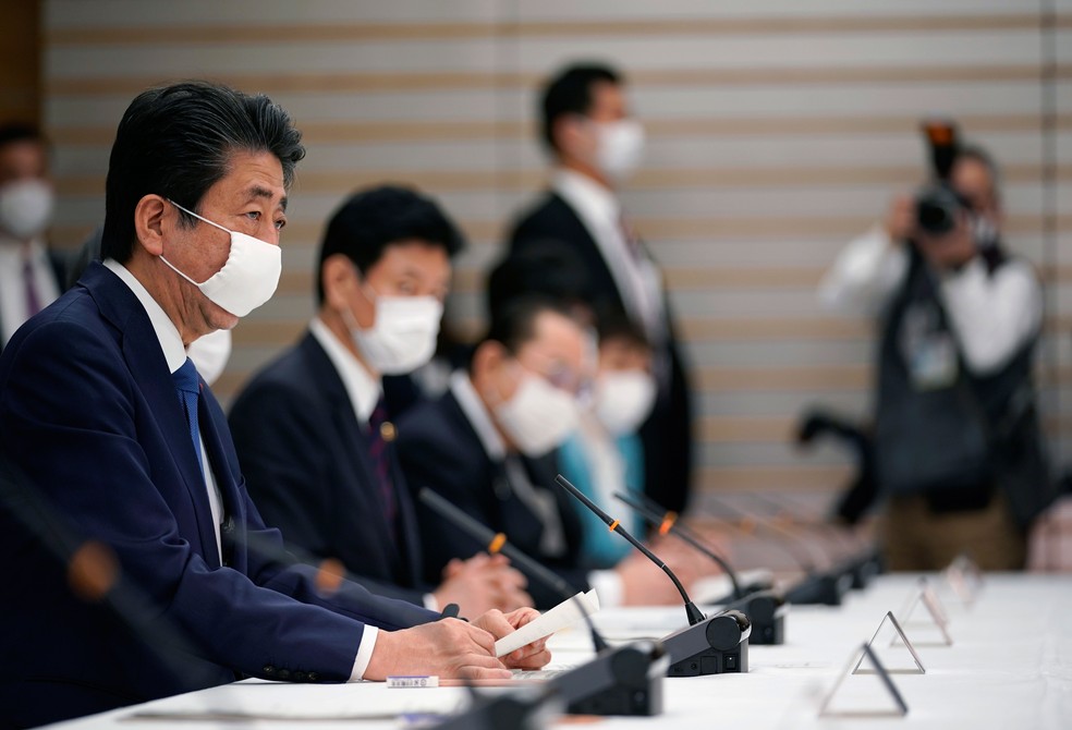 Primeiro-ministro do Japão, Shinzo Abe, participa de encontro sobre a pandemia de Covid-19 em Tóquio, nesta segunda-feira (6) — Foto:  Franck Robichon / AFP