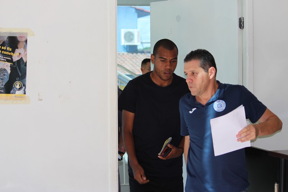 RÃ©gis deixando a delegacia apÃ³s ser preso no inÃ­cio da manhÃ£ desta quarta-feira â€” Foto: Emilio Botta 