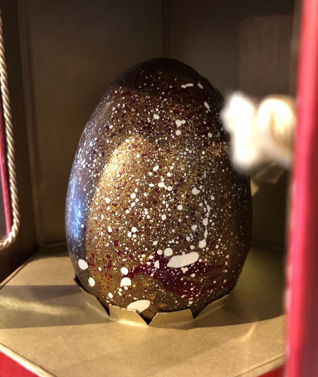 A loja oferece de presente aos clientes este ovo, que mescla uísque, chocolate 70%, nibs de café e doce de leite; o plano é colocá-lo para venda num futuro próximo (Foto: Leonardo Ávila)