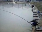 'Peixe valentão' arrasta pescador para dentro de lago e consegue fugir