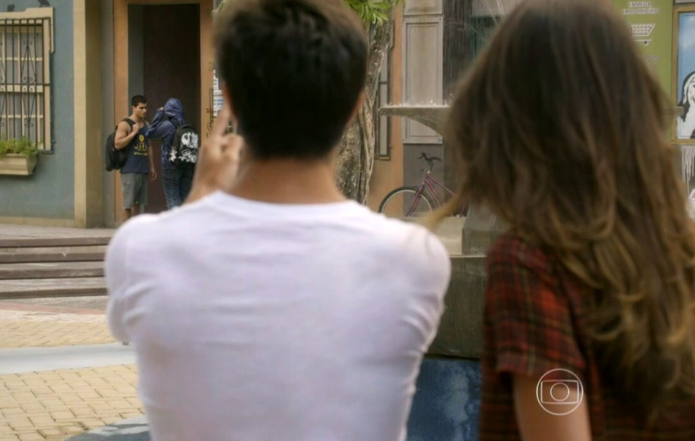 Cobra (Felipe Simas) flagra Nat (Maria Joana) disfarçada e acredita que seja Alan (Diego Amaral) - 'Malhação Sonhos' — Foto: Globo