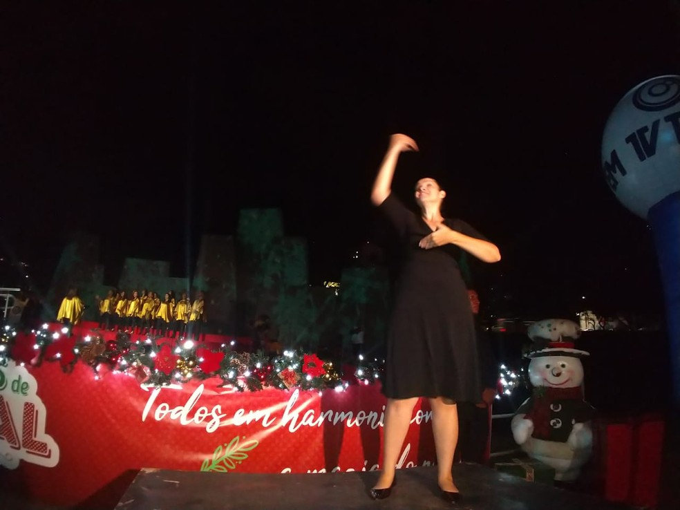 Andressa Santos, tradutora de Libras, participou do Vozes de Natal 2018, em Bauru — Foto: Sérgio Pais/G1