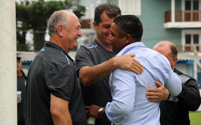 Mestre e pupilo, Felipão e Roger se encontram antes de amistoso na Serra