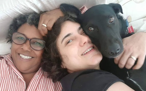 Sandra de Sá e companheira relaxam com cachorro de estimação em casa