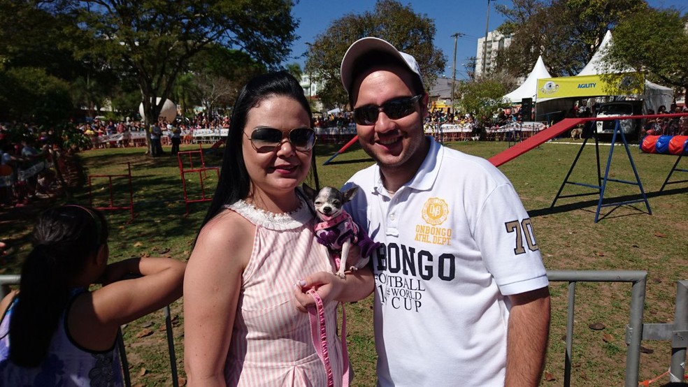 Bruna Bernardes e Jolie, que venceu a competição de menor cão pela segunda vez (Foto: Tiago de Moraes/G1)