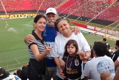 Peixoto e a família acompanham os jogos do Corinthians nos estádios sempre que podem  (Foto: Emanuela Peixoto / Arquivo pessoal)