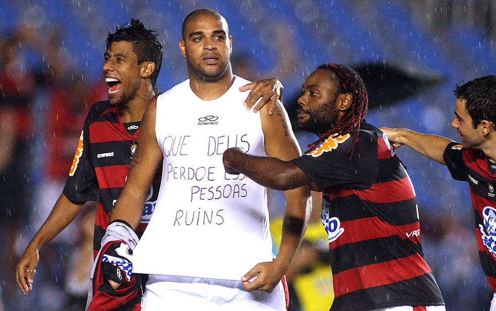 A camisa que virou mantra de Adriano  (Foto: vipcomm)