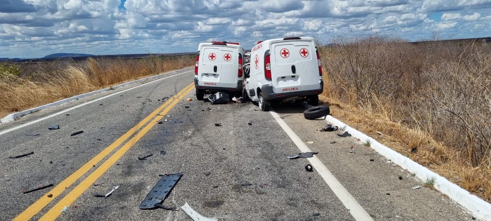 Acidente com duas ambulâncias e carro particular deixa feridos em Tamboril. — Foto: Reprodução