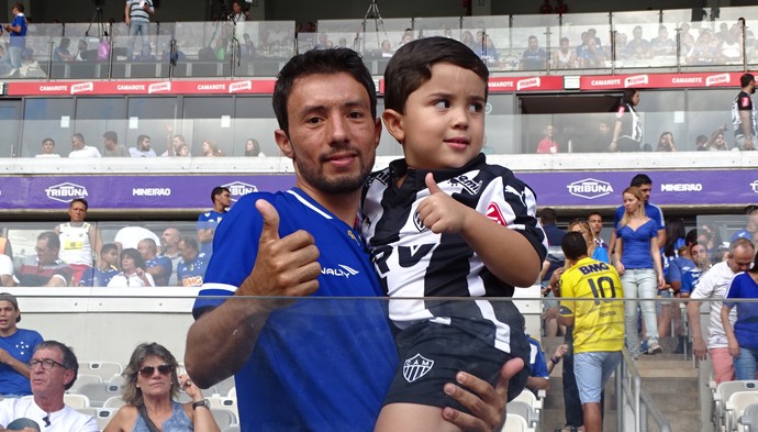 Espírito esportivo: pai cruzeirense leva filho atleticano a clássico no Mineirão
