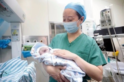 Mãe deu à luz gêmeos com 10 anos de diferença na China (Foto: Reprodução/Weixin/Hospital de Saúde Materno-Infantil de Hubei)