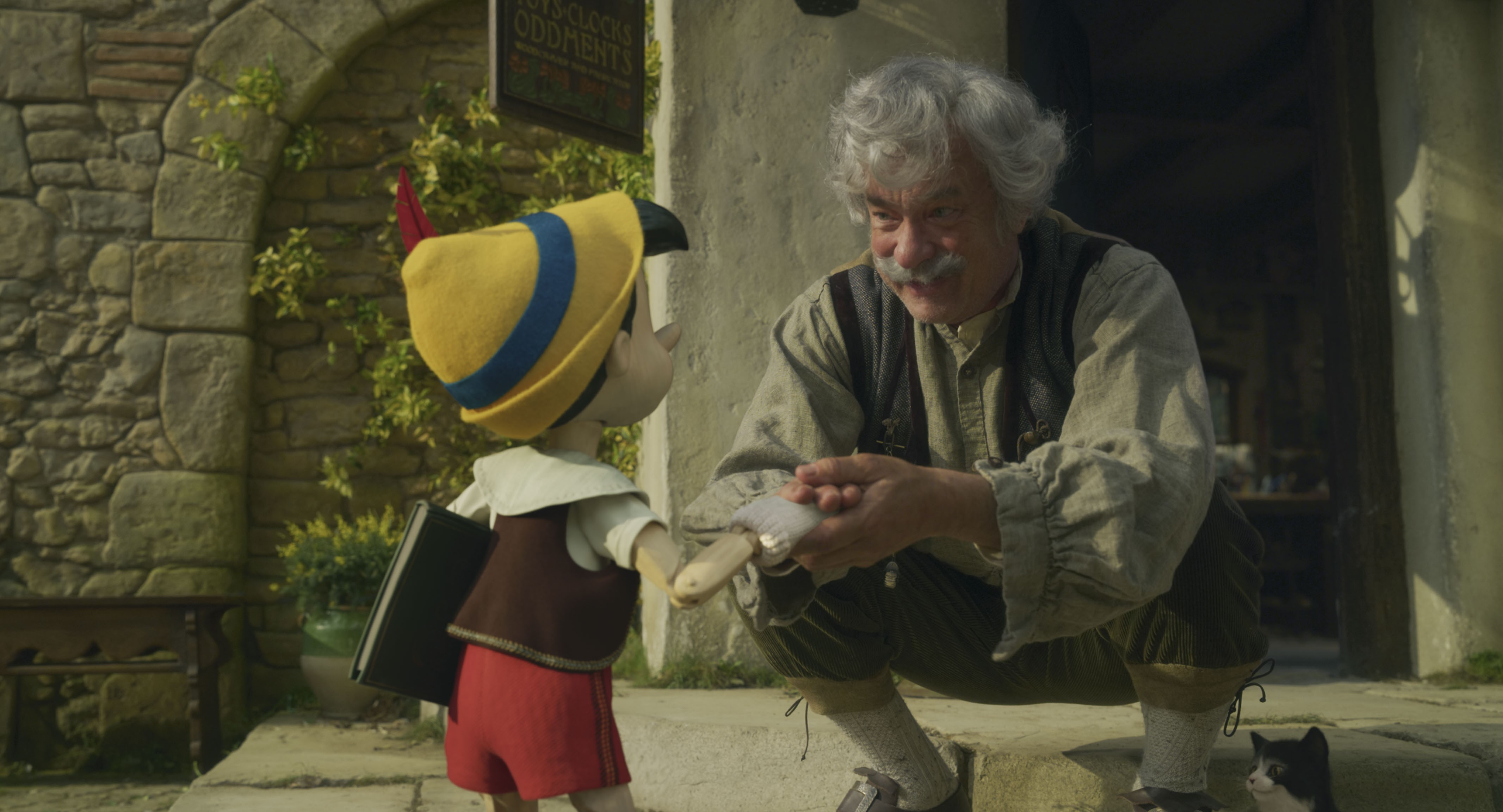(L-R): Pinocchio (voiced by Benjamin Evan Ainsworth), Tom Hanks as Geppetto, and Figaro in Disney's live-action PINOCCHIO, exclusively on Disney+. Photo courtesy of Disney Enterprises, Inc. © 2022 Disney Enterprises, Inc. All Rights Reserved. (Foto: DISNEY)