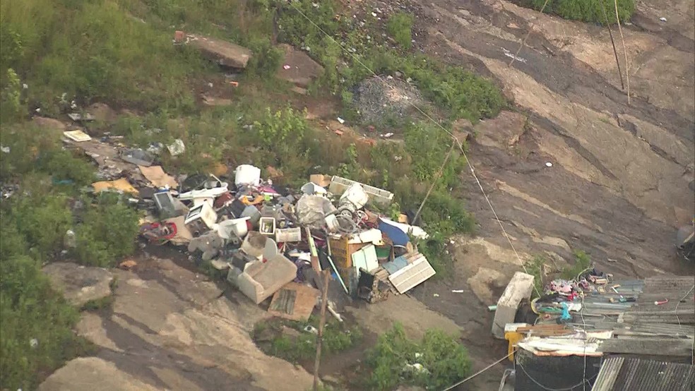 Moradores da Vila Sapê, em Curicica, foram obrigados a descartar fogões, sofás e outros objetos (Foto: Reprodução/ TV Globo)