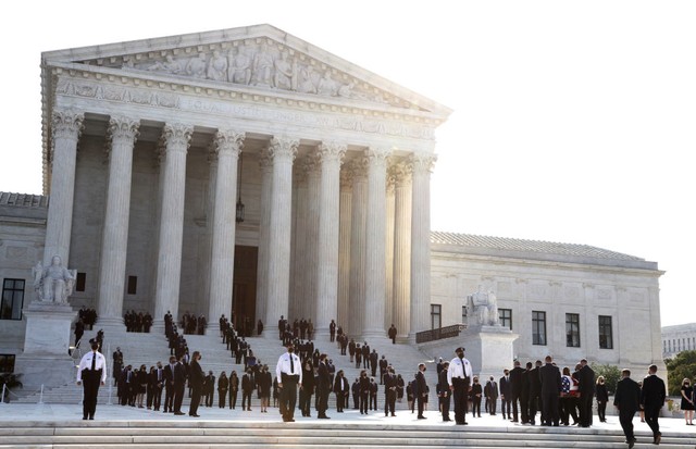 WASHINGTON, DC - SEPTEMBER 23:  Former law clerks of Associate Justice Ruth Bader Ginsburg watch as her casket is carried up the steps of the U.S. Supreme Court where she will lie in repose, on September 23, 2020 in Washington, DC. Ginsburg who was appoin (Foto: Getty Images)