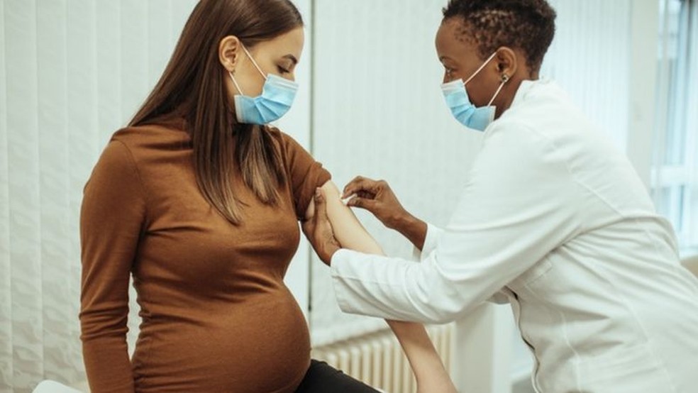 Governo brasileiro decidiu que vacinação de grávidas e puérperas no Brasil ficaria restrita às mulheres com comorbidades — Foto: Getty Images via BBC