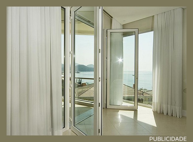 Linha Classics, perfil Softline, com design premium para portas e janelas brancas e amadeiradas (Foto: Divulgação)