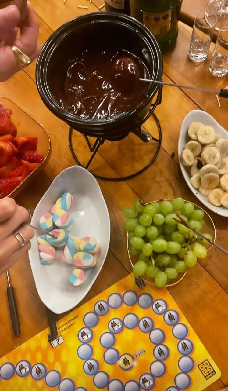 Rafa Kalimann faz jantar para Pocah em casa e todos acabam de roupa na piscina (Foto: Instagram)