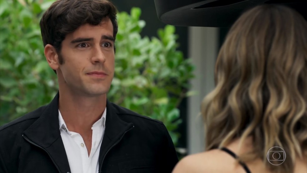 Felipe (Marcos Pitombo) acredita que possa reencontrar Shirlei (Sabrina Petraglia) - 'Haja Coração' — Foto: Globo