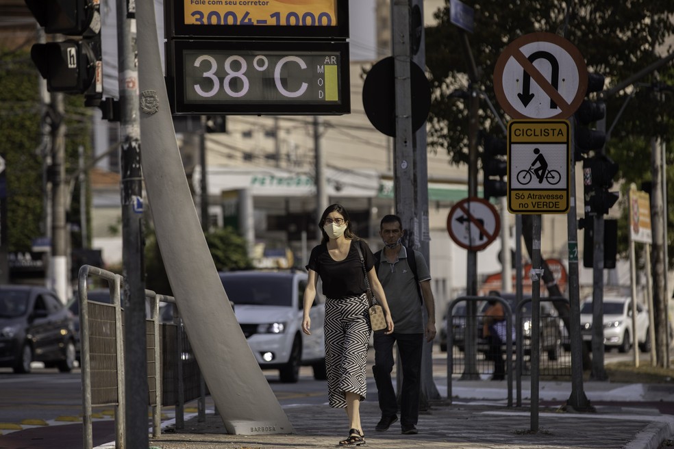Termômetro marcou 38° na Avenida Prof. Noé de Azevedo, zona sul de São Paulo, na tarde desta quinta-feira (10). — Foto: BRUNO ROCHA/FOTOARENA/ESTADÃO CONTEÚDO
