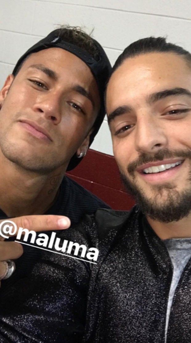 Neymar é tietado por Maluma (Foto: Reprodução)