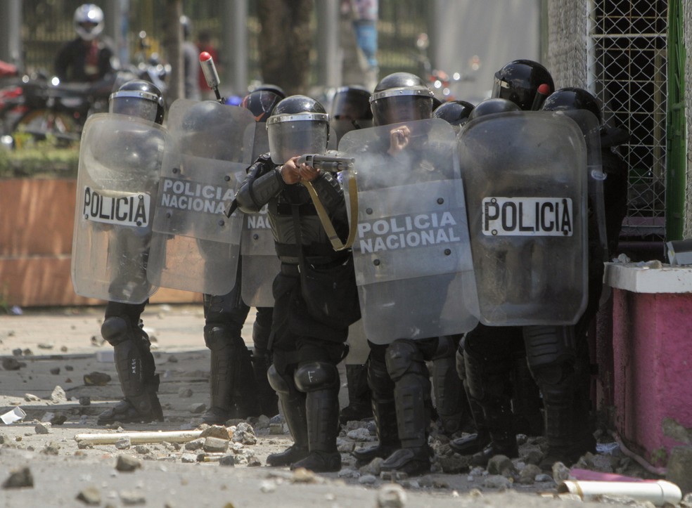 Policiais disparam balas de borracha em estudantes de engenharia que tomaram as ruas para protestar contra as reformas do governo no INSS, em Manágua, na Nicarágua (Foto: Inti Ocon/AFP)