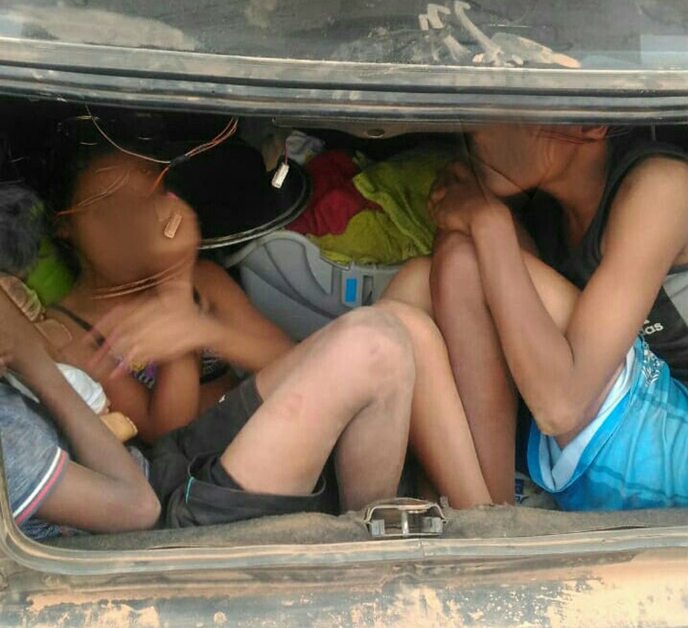 CrianÃ§as flagradas trancadas em porta-malas de carro na BR-040 â Foto: PolÃ­cia RodoviÃ¡ria Federal/DivulgaÃ§Ã£o